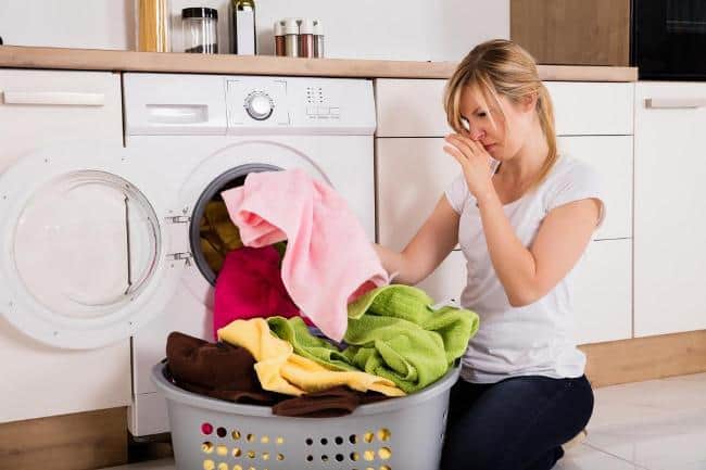 Одежда после стирки пахнет сыростью: 12 советов, которые решат проблему